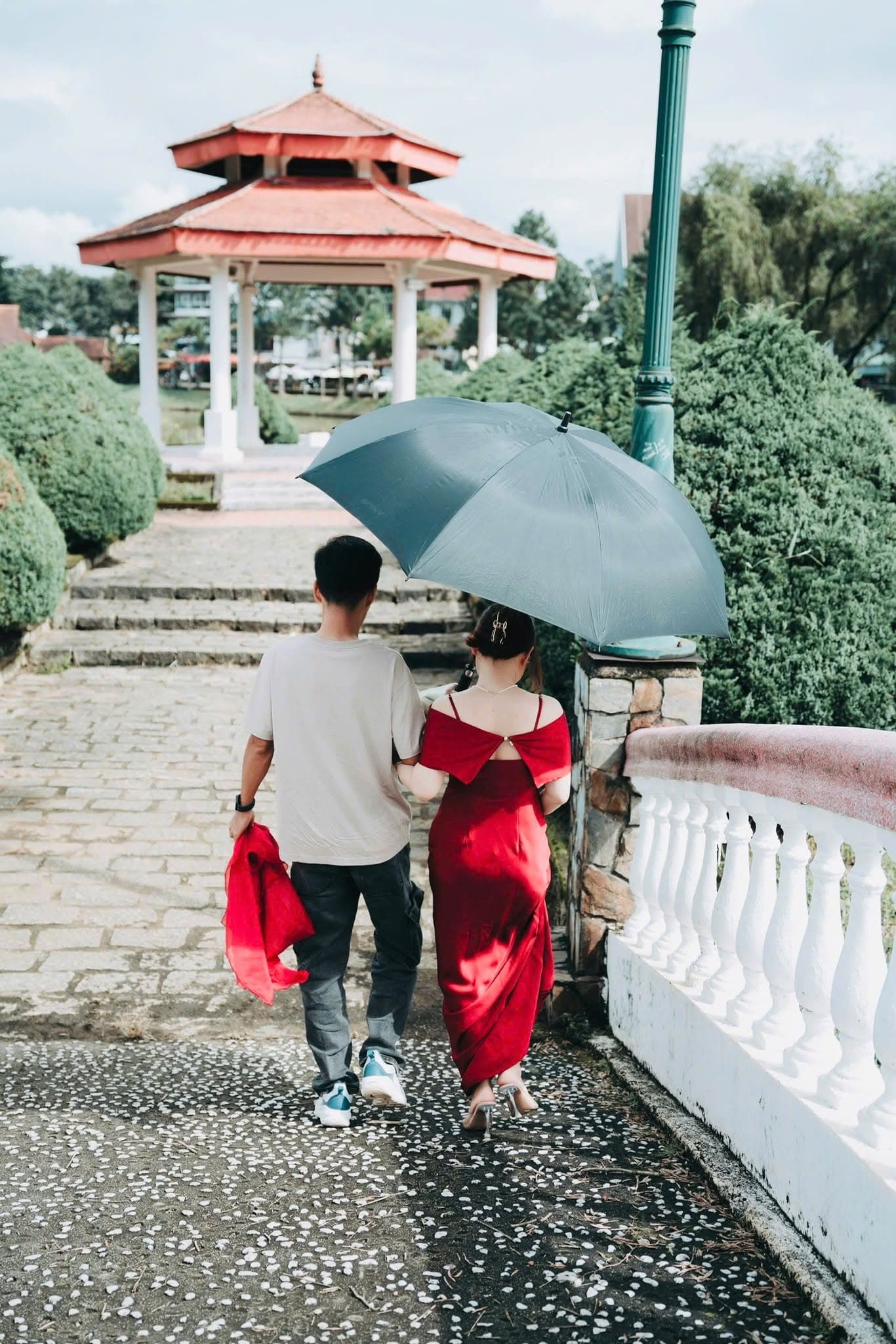 Cặp đôi cùng bước dưới ô, hình ảnh của một tương lai chung