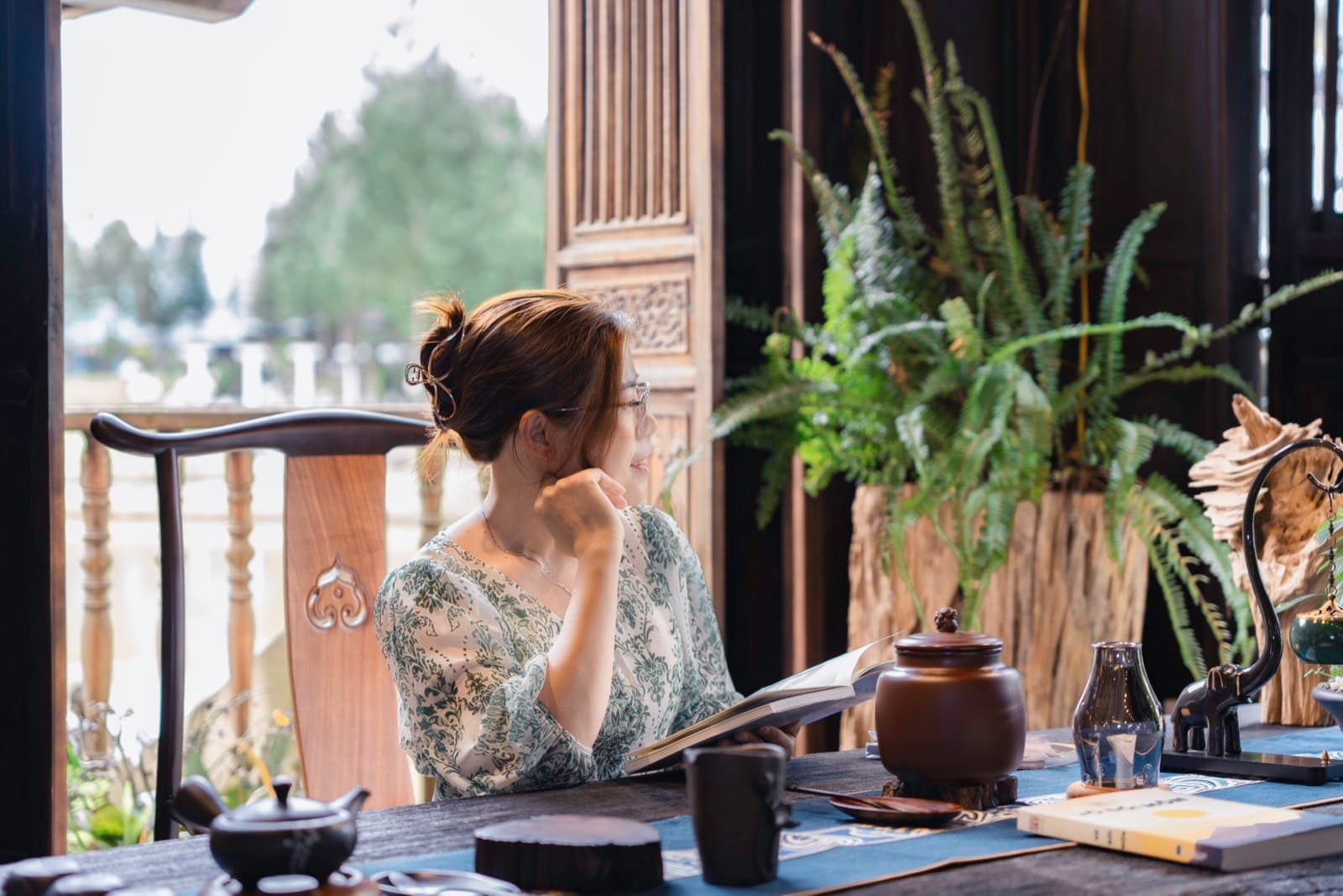Ms Anna đọc sách buổi sáng bên bàn trà